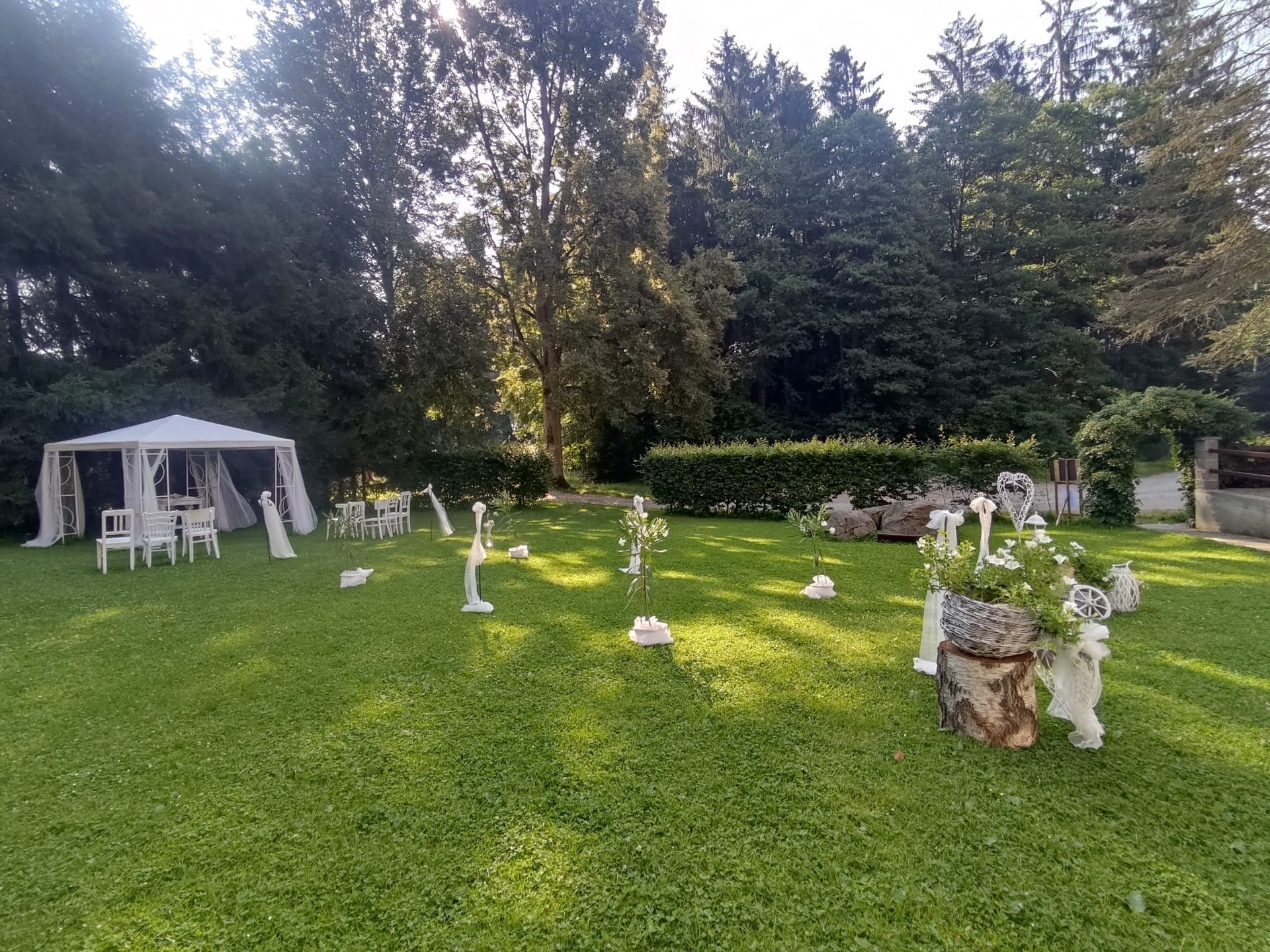 Svatební zahrada ve stínu stromů