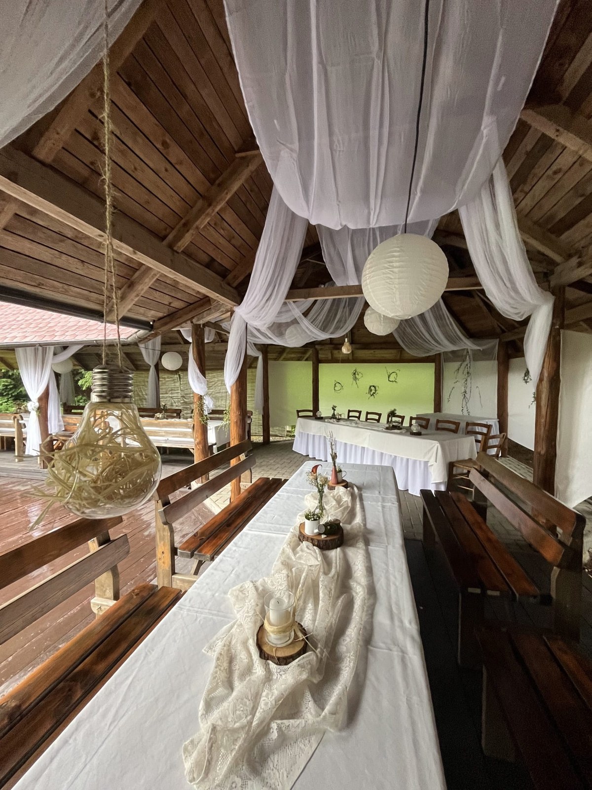 Dřevěný pavilon Hanesova mlýna se slavnostně prostřenými stoly